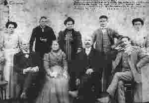Familia de Santos Rossetti-Albina Cerilli. 
	      Familia de Santos Rossetti-Albina Cerilli.
	      Llegada a Argentina en 1896 a bordo del Bella Italia. 
	      Eran oriundos de Iesi, prov de Ancona. 
	      Sus hijos eran siete: Augusto, Juan, Assunta, Rafael, Virginia, Francisco y Adela. 
	      Se radicaron en el Districo Pueblo 1 - Dpto. Tala, cercano a Gdor Sola (foto del ao 1908)
